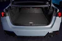 「M235i xDriveグランクーペ」の荷室。後席使用時の容量は430リッター。リアシートの背もたれをすべて前方に倒し、容量を拡大することができる。