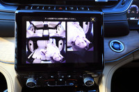 「サミットリザーブ」の専用装備である「インテリア リアフェイシングカメラ」。2・3列目シートの乗員（小さな子供など）の様子を確認するためのアイテムで、拡大表示機能や分割表示機能なども備わる。