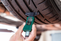 タイヤの残溝を計測。車検の基準では1.6mmだが、BMWでは溝の深さが3mmになるとタイヤ交換をお勧めしているという。