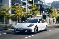 「パナメーラ4 E-ハイブリッド スポーツツーリスモ」