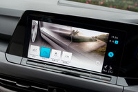 「ドライビングプロファイル機能」の操作画面。走行モードには「エコ」「コンフォート」「スポーツ」「カスタム」の4種類が用意される。