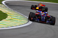 前戦メキシコGP、そしてブラジルGPでもパワーユニット（PU）のトラブルに足を引っ張られたトロロッソと、PUサプライヤーのルノーが、サーキットの外で激しい舌戦を繰り広げた。ルノーのディレクター、シリル・アビデブールが「トロロッソ側のPUの使い方に問題があるのでは」と発言したと伝わるや、トロロッソはプレスリリースでそれを否定し論争は熱を帯びた。両者はコンストラクターズランキング6位の座をかけて争っている間柄であり、トロロッソは来季ホンダPUにスイッチすることが決まっている。PU交換ペナルティーでブレンドン・ハートレー18番グリッド、ピエール・ガスリー（写真前）は19番グリッドと後方からスタート。ガスリーは12位完走、ハートレーは40周してトラブル発生、リタイア。トロロッソのリードは5点から4点に縮まり、最終戦を迎える。（Photo＝Toro Rosso）