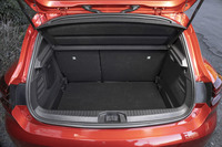 先代モデルの330リッターから391リッターに容量が拡大された荷室。後席背もたれには60：40の分割可倒機構が備わっている。