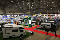 ジャパンキャンピングカーショー2018の会場の様子。