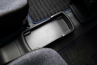 運転席と助手席の間には、ボックスティッシュがおさまるトレーが用意される。