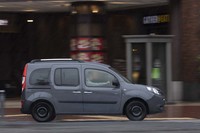 スチールホイールだけでなく前後バンパーもブラックとすることでタフな道具感を演出している。