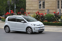 「ホンダe」以前にも都市部での利用を想定したコンパクトなEVは存在したが、そのほとんどは業務用か、シェアリング車両だった。写真は2013年に登場した「フォルクスワーゲンe-up!」。