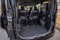 3列目シートを左右にはね上げて固定した荷室の様子。この状態でも、荷室の左右幅は1100mm確保されている。荷室左側には、3列目シート中央のヘッドレストを外した際に固定するホルダーが備わっている。