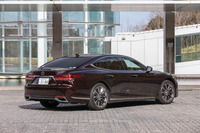 サイドからの立体的な造形をテールランプ内側で切り返すことで、スピンドル形状を表現したリアビュー。
	 