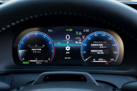 メーターパネルの表示はくっきりとクリアだが、相変わらず表示内容が細かく、一覧性が今ひとつ。「始動後走行距離」などと漢字で丁寧に表記しているためだろうか。