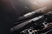 1964年にデビューしたランボルギーニ初の市販モデル「350GT」に搭載された3.5リッターV型12気筒エンジン。280PSの最高出力で、250km/hを超える最高速度を誇ったという。ランボルギーニの黎明（れいめい）期を支えたエンジニア、ジオット・ビッザリーニ氏が設計を担当したもので、改良や排気量アップを綿々と続け、最終進化版は「ムルシエラゴ」にも搭載された。