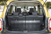 多彩なシートアレンジが自慢のラゲッジスペース。実用に即した設計も特徴で、9.5インチのゴルフバッグを横にして積めるほか、FF車ならばラゲッジボードを開けて、ベビーカーを立てて積むこともできるという。（写真をクリックすると、シートの倒れる様子が見られます）