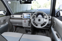 「ハイブリッドX」ではボディー色に応じて「ライトブルー」（写真）、または「モカブラウン」の2色の内装色が用意される（その他のグレードは「ベージュ」のみ）。