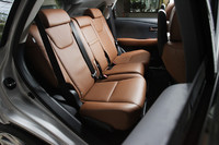 3分割可倒式のリアシート。左右独立型のリクライニングと120mmのシートスライド調整機能を備える。