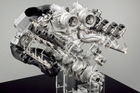 V8エンジンのカットモデル。上部に二つのタービンが見える。