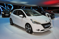 コンパクトになった「208」。「206」と「207」のちょうど中間的なサイズだ。