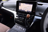 センターコンソールには、タブレット端末のようなデザインのモニターが与えられる。画面は静電式のタッチパネルで、直感的な操作を可能にしている。