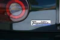リアにあしらわれた「Roadster」のロゴバッジ。2度のマイナーチェンジにより、文字の色は黒、赤、緑と変わっていった。
    