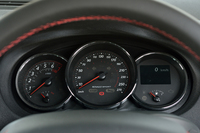 3連メーターは、中央に速度計を配置。270km/hまで表示される。