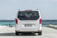 リアまわりでは、リアウィンドウの面積を拡大。ガラスハッチはラゲッジルームを上下2分割にして利用できる「ロードコンパートメントオーガナイザー」とともに、「アバンギャルド」に標準装備となる。