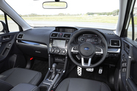 「2.0XT EyeSight」のインテリア。今回の改良ではダッシュボードの装飾やセンタークラスターの意匠などが変更された。