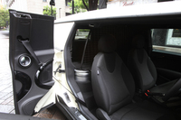 「MINIクラブマン」の特徴である、右側フロントドア後方の「クラブドア」もそのまま受け継ぐが、ガラス部分は樹脂パネルで埋められている。