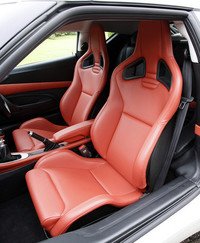 肉薄なスポーツシートがドライバーを迎える。ドア開口部は広く、サイドシルの幅は狭くするなど、乗降性に配慮したという。