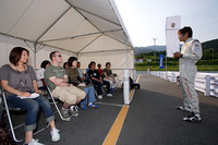 定常円旋回の説明。コーナリングで外側にふくらんでしまう現象が「アンダーステア」、コーナーの内側に入ってしまう現象が「オーバーステア」。
	クルマによって挙動が違うので、普段街なかではできないことを思いっきり体験してほしいとインストラクターの織戸学さん。