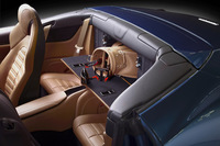 後シートの背もたれを倒せば、ご覧のとおり、ゴルフバッグなど長さのある荷物を積むことができる。