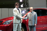 この発表会にあわせ来日したSZ社のアンドレア・ザガート社長（左）。握手を交わすのはトヨタモデリスタインターナショナルの弓削攻社長。