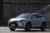 デザイナーは新型「RX」のエクステリアで、「SUVらしい力強さ」と「知的な大人の色気」を表現したという。写真は、装備充実の“バージョンL”。