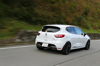 新型「ルーテシアR.S.」の0-100km/h加速タイムは6.7秒。先代の6.9秒を上まわる。