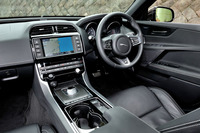 「ジェット」（ブラック）で統一された室内。ドアやセンターコンソールに貼られたカーボンファイバーのパネル（オプション）がスポーティーな雰囲気を演出している。