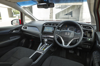 「G」のインテリア。アナログ式のメーターやシフトセレクターのまわりのデザインなどが、ハイブリッド車との大きな違いとなる。
    