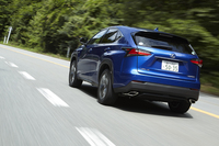 スポーティーグレードの“Fスポーツ”は、30段階の減衰力調整を行うNAVI・AI-AVSと車体前後のパフォーマンスダンパーを搭載。足まわりには、専用のチューニングが施される。
    