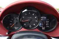 中央にエンジン回転計を据える、3連メーター。左側は速度計で、右側は液晶表示のマルチインフォメーションディスプレイ。