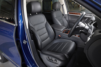 2015年2月に発売された、マイナーチェンジ後の「トゥアレグ」。日本では、ベーシックな「V6」と、レザーシート（写真）ほか装備の充実した「V6アップグレードパッケージ」の2モデルがラインナップされる。
    