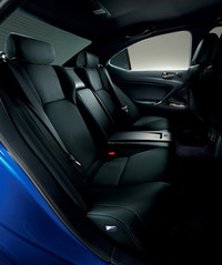 アルカンターラ表皮（オプション）のリアシート。