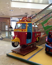 【写真4】シエナの駅前ショッピングモールにて。ついに遊具にも「アペ50」登場！