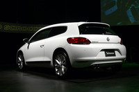 タイヤは、1.4リッターモデルが17インチ、2リッターモデルが18インチを装着する。