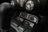 センターコンソールの下方には、油圧や油温などを表示する特徴的な4連メーターが置かれる。