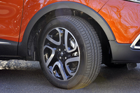 「インテンス」のタイヤサイズは205/55R17。ベーシックな「ゼン」では205/60R16となる。
    