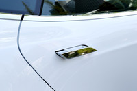 ドアのアウターハンドルは、通常はドアパネルにフラットに収納されており、指で触れると写真のようにせり出してくる。