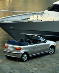 「フィアット・プント カブリオ」。ノーマル仕様と同様、イタルデザイン－ジウジアーロのデザイン。ボディー生産はカロッツェリア・ベルトーネで行われた。