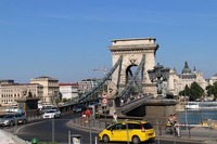 ハンガリーの名所、くさり橋にて。手前のタクシーは、初代「シトロエンC4ピカソ」である。