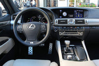 運転席まわりの様子。メインの計器盤のかたわらには、大型12.3インチの液晶モニターが置かれる。写真はスポーティーグレード「Fスポーツ」のもので、パンチング加工された本革ステアリングホイールやアルミペダルが特徴となっている。