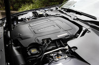 「XKR」に搭載されるのは510psの5リッターV8スーパーチャージャーエンジン。そのほか、385psのV8エンジンを搭載する「XKラグジュアリー クーペ」と「XKポートフォリオ コンバーチブル」が2012年の「XK」シリーズのラインナップ。
