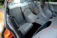 リアシートは、あくまで非常用。2シーター仕様を選択すると、リアシートの代わりに本革製の荷物棚が置かれる。