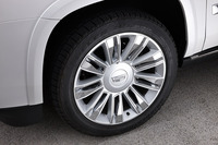 クロムメッキのインサート（装飾パーツ）が用いられた「プラチナム」のホイール。タイヤサイズは全車共通で285/45R22。