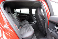 後席の室内空間は、レッグスペース、ヘッドクリアランスともに余裕がある。座面は前席に対してやや高めで、見晴らしも良好。